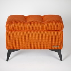 Monza, orange, Sitzhocker, Fußablage, Polstermöbel, modern, Wohnzimmer, Schlafzimmer.