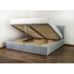 Komfortables Bett mit Stauraum für die Bettwäsche unter der