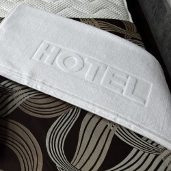 Pościel hotelowa |  Białe ręczniki z tłoczeniem "HOTEL" 500