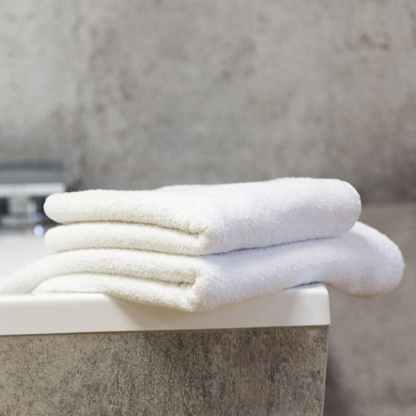 Unsere weißen Handtücher sind ideal für den intensiven Gebrauch in Hotels